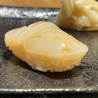 鮨 せいざん - [おまかせ握り 4400円] 4品目 帆立
