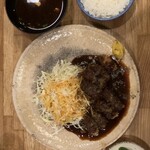 むろまち - メインのヒレみそかつに、キャベツ、ご飯、赤だし、お漬物付きです。ご飯は無料でおかわりできます。