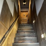 インド料理 想いの木 - 階段上がってお店へ