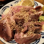 もつ焼き にんべん - 刺身３点盛り。上からタン、レバー、はらみ。鮮度と熱の通し、申し分なし