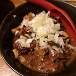 もつ焼き にんべん - もつ煮込み。もつは色々な部位、煮汁は濃厚