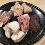 焼肉酒場 八海苑 綾瀬店 - ホルモン5点盛り 塩