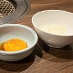 炭火焼肉 久 - 魔久コース シャトーブリアン用の卵とご飯