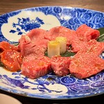 炭火焼肉 久 - 魔久コース カルビとかタンの盛り合わせ