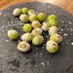 麹町ビストロ 階段の途中 - アペリティフの銀杏。塩味が効いていて美味しいし、スレートプレートで出てくるのが素敵です。