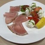 ガスト - カプレーゼ（モッツァレラチーズとトマトの盛り合わせ）350円