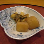 千松しま - 西貝にはアクセントとして生姜の茎わかめが挟んでます。