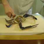 千松しま - 活のわたり蟹を捌く店主、色川氏。