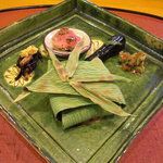 千松しま - ひじきとぜんまい、鯨肉、うわばみ草(みず)の瘤、笹巻きおこわ。