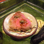 千松しま - 鯨の赤肉のづけに山椒の実をのせて