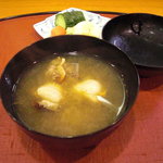 千松しま - いたや貝の味噌汁と香の物。