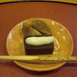 千松しま - アケビの甘露煮と香煎(麦こがし)の和菓子。