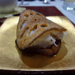 トゥ・ラ・ジョア - 2014.04 ズワイガニのムースを加賀蓮根で挟んだもの。