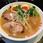 ラーメンキャロル - ２代目味玉。濃厚なスープにオレンジ色の卵、チャーシューも分厚く美味しい。