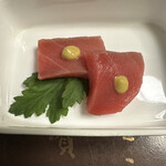 菊乃井 - マグロに辛子が乗っており黄味醤油は菊乃井さんの定番のお造りです！