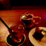 スコップカフェ - 白桃の紅茶（アイス：750円）。合わせてる茶葉はダージリンですね。ダージリンのほのかな苦味が感じることができる程度に、白桃の香り付けはほんの少し控え目。バランスがいいです( ´ ▽ ` )b