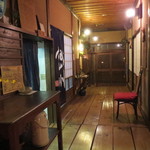 森のおはな - 店内、正面が玄関