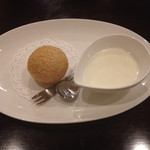 飲茶 はるのそら - ランチセットの杏仁豆腐と単品追加注文の胡麻団子200円