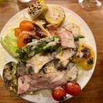 麹町ビストロ 階段の途中 - 季節の野菜　炭火焼きサラダ。2人前でボリュームたっぷり。