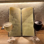 麹町ビストロ 階段の途中 - 乾杯はソーヴィニヨンブランとカリニョン/シラーのグラスワインで乾杯。