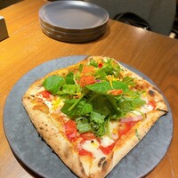 ERUTAN RESTAURANT BAR - リコッタチーズとベーコンのリーフスクエアピッツァ