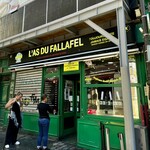 L'As du Fallafel - この日も、開店前に20人は並んでいました。