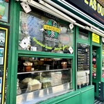 L'As du Fallafel - こちらは11時のオープン時。野菜の仕込みの量が半端じゃありません(^^)