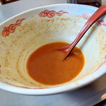 麺カフェ ひまわり - 真っ赤なスープ、ここから完汁へ