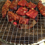 炭火焼肉ホルモン 青葉精肉店 - 牛カルビと牛ハラミ