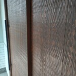 和食kitchen だい浜 - 扉は木で、彫りで立体感を出した高級な印象