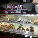 Blanc - 料理写真:カウンター上段 アップルパイ・ショーケース まるごとメロン・ショートケーキ・プリン・シュークリーム