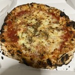 ピッツェリア ダ ハル - トマトソース・モッツァレラ・アンチョビ・オレガノ
      