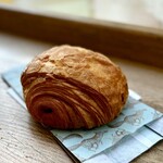 Yann Couvreur - 料理写真:なんたって、生地がエアリー♪
かじると、見た目にはチョコレートが少な目に見えるのですが、そのチョコの主張がしっかりしていて、しかもチョコ自体が美味しい！
そのバランスが黄金比です(^^)