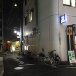 つくしのこ - 商店街を少しだけ進み、左手にあるみずほ銀行手前の路地を左に曲がります