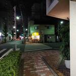 ル クレール - お店の向い側には立ち飲み はま