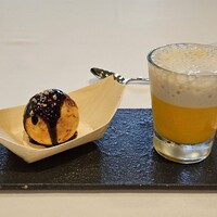 RISPETTO - 【屋台】ビールに見立てたアロマ人参の冷製ポタージュ、上の泡は牛乳・たこ焼きに見立てたのはカチョカバロチーズとオリーブ、バルサミコ酢のソース