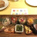 レストランMOMO - コースメニューＢ（本日のポタージュ、ｍｏｍｏの前菜盛り合わせ、メイン、デザート盛り合わせ、コーヒー又は紅茶）：５１４８円の前菜：ずわいガニ、たこトマト、鮮魚キノコ、ホタテ野菜、鶏胸肉バジルソース、スモークサーモン、ツブ貝煮込み、野菜タルト、えびイカスミフリット