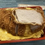 とんかつ丸七 - （上カツ丼）すごい厚さ