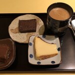 レストランMOMO - コースメニューＢ（本日のポタージュ、ｍｏｍｏの前菜盛り合わせ、メイン、デザート盛り合わせ、コーヒー又は紅茶）：５１４８円のデザート（三種類選択）：ティラミス、 半生チョコレートナッツケーキ、 バスクチーズケーキ