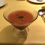 レストランMOMO - コースメニューＢ（本日のポタージュ、ｍｏｍｏの前菜盛り合わせ、メイン、デザート盛り合わせ、コーヒー又は紅茶）：５１４８円のスープ（一種類選択）：トマトの冷製スープ