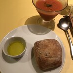 レストランMOMO - コースメニューＢ（本日のポタージュ、ｍｏｍｏの前菜盛り合わせ、メイン、デザート盛り合わせ、コーヒー又は紅茶）：５１４８円のパン