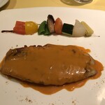 レストランMOMO - コースメニューＢ（本日のポタージュ、ｍｏｍｏの前菜盛り合わせ、メイン、デザート盛り合わせ、コーヒー又は紅茶）：５１４８円のメイン（一種類選択）：スズキのオーブン焼き（海老クリームソース）