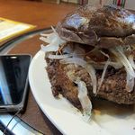 カウボーイカレー - 4月限定：Black Big Bossバーガー、スマホと大きさを比べてください