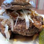 カウボーイカレー - 4月限定：Black Big Bossバーガー、300gのパティ