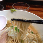 町田汁場 しおらーめん進化 - 麺リフトです。