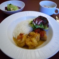 The Arts Fusion - ライス de フレンチ 天然エビのフリカッセ 栗蟹のクリームソース サラダ・スープ・コーヒー又は紅茶付1050円。