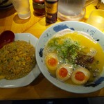 らーめん 一嗹 - 鶏白湯らーめん、半チャーハン