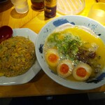 らーめん 一嗹 - 鶏白湯らーめん、半チャーハン