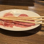 Italian Kitchen VANSAN - 飲み物の20分後に出てきたお通しは、なんとグリッシーニ、生ハム、サラミ。グリッシーニ、湿気ってた。生ハムとサラミは美味しかった。
