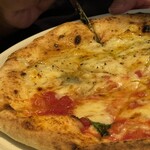 Italian Kitchen VANSAN - マルゲリータとチーズ。はちみつかけられてる。夫は最初かけないのを所望。いや、騙されたと思って、とはちみつかけに導いたら、大変ご満足されていた。
